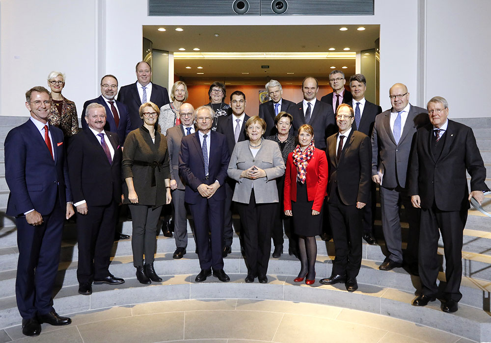 Mitglieder des Innovationsdialogs mit Bundeskanzlerin Angela Merkel.