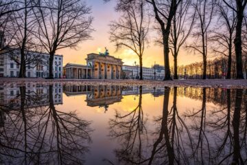 Brandenburger Tor in Berlin umramt von Bäumen ohne Blätter