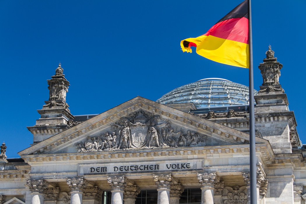 Foto Tor des Bundestages mit wehender deutscher Flagge