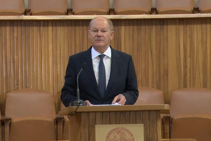 Bundeskanzler Olaf Scholz steht hinter einem Rednerpult.