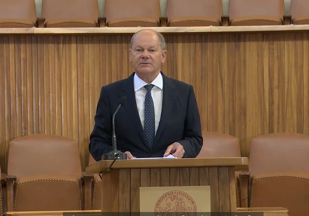 Bundeskanzler Olaf Scholz steht hinter einem Rednerpult.