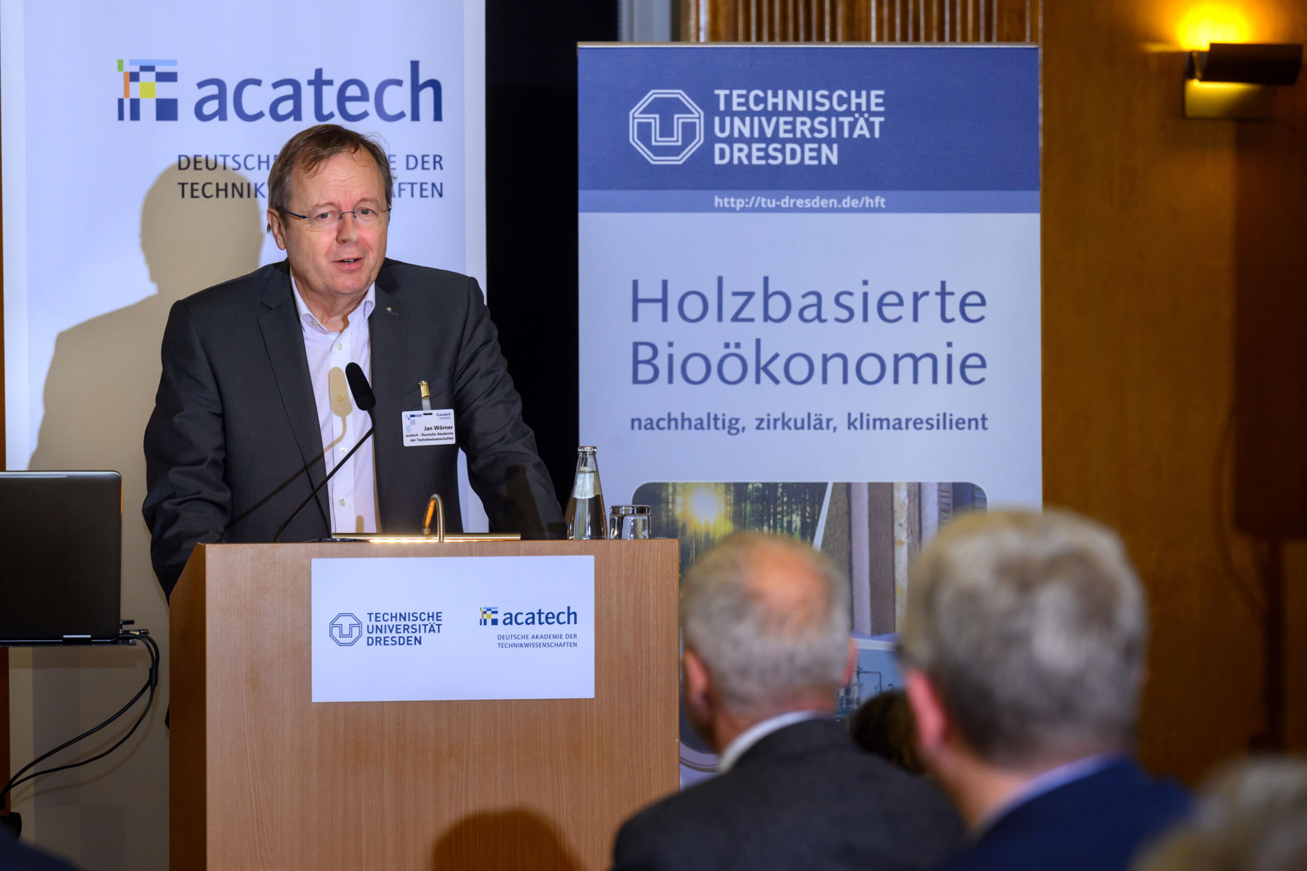 Jan Wörner spricht bei der Veranstaltung zur Veröffentlichung der Publikation zur holzbasierten Bioökonomie.