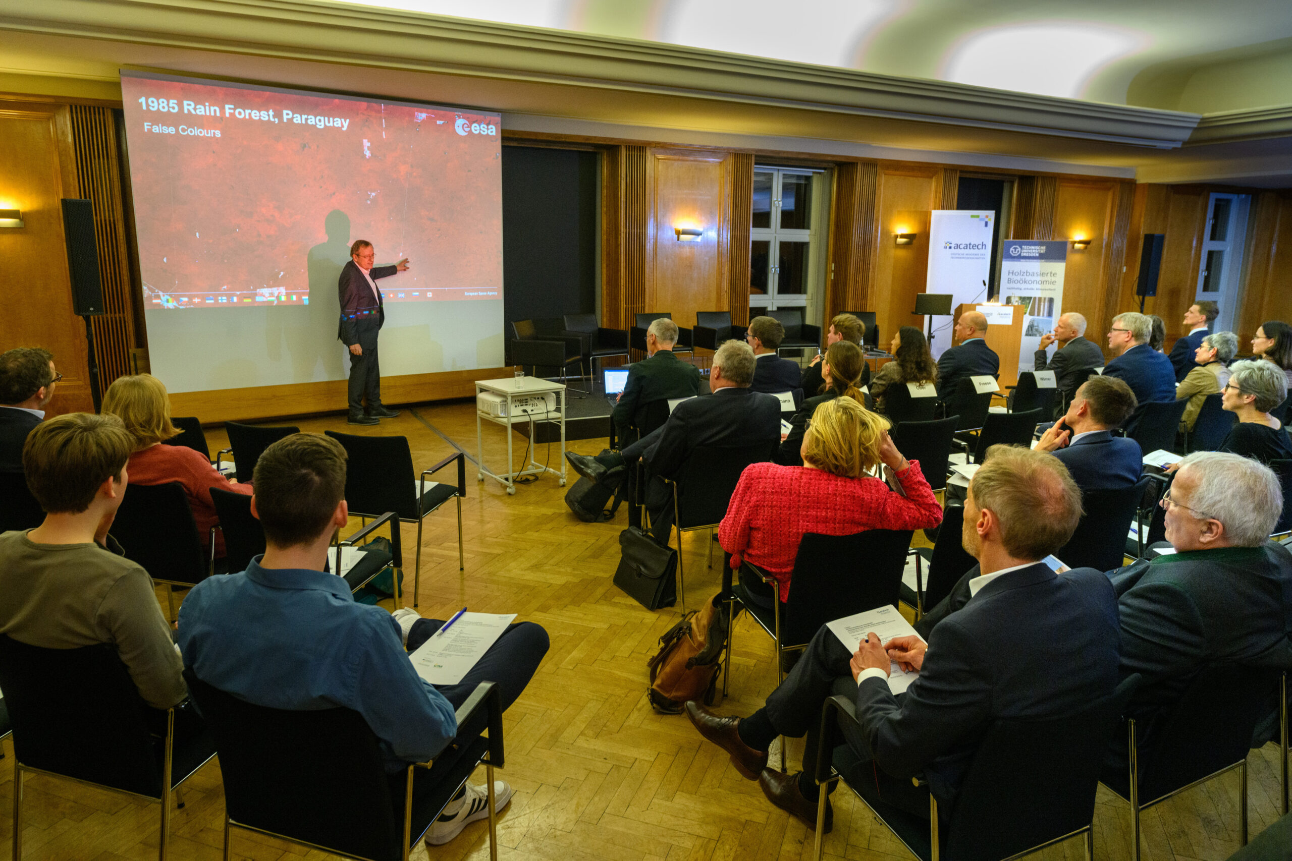 Jan Wörner spricht bei der Veranstaltung zur Veröffentlichung der Publikation Bioökonomie Holz