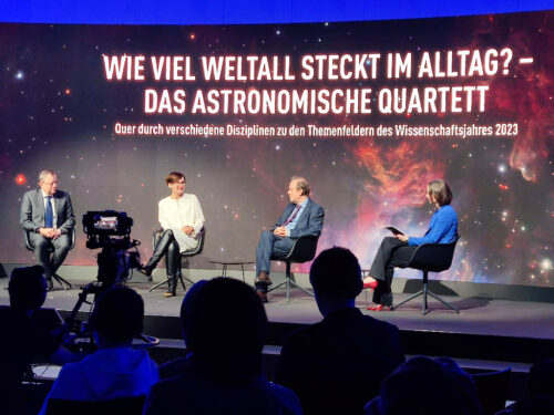 acatech Präsident Jan Wörner auf der Bühne des „Astronomischen Quartetts“ im Rahmen des Wissenschaftsjahres 2023.
