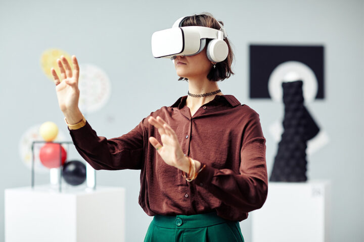 Junge Frau blickt durch eine Virtual-Reality-Brille.