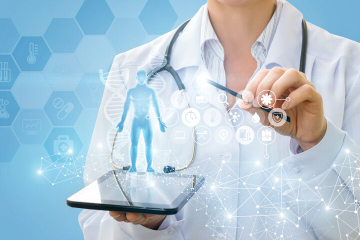 Ärztin zeigt ein virtuelles Hologramm von ihrem Tablet.