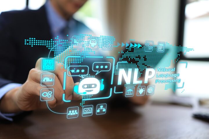 Ein Geschäftsmann, der den virtuellen Bildschirm mit natürlicher Sprachverarbeitung (NLP) berührt, um mit dem Bot zu chatten und sich mit Kunden auf dem Arbeitsplatz zu verbinden.