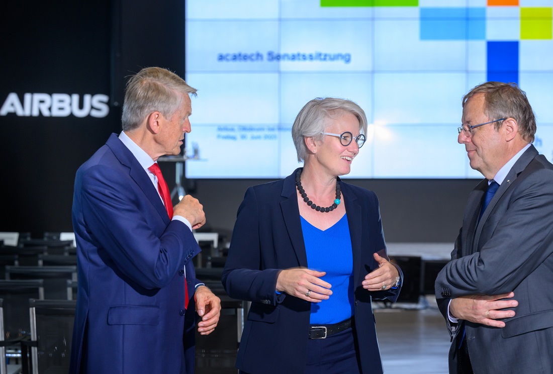 Die acatech Präsidenten Thomas Weber (links) und Jan Wörner im Gespräch mit Airbus-CTO und Gastgeberin Sabine Klauke.