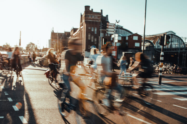 Stadtstraßenradfahrer und Fußgänger.