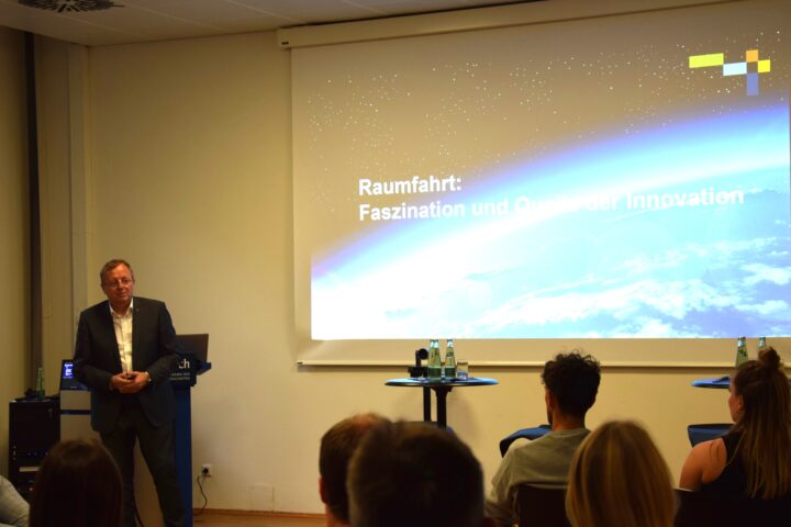 acatech Präsident Jan Wörner eröffnete das „acatech am Dienstag“ am Karolinenplatz mit seinem Impuls „Raumfahrt: Faszination und Quelle der Innovation“.