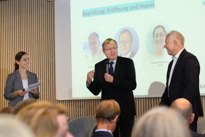 acatech Präsident Jan Wörner (Mitte), acatech Präsidiumsmitglied Frank Riemensperger (rechts) und Caroline Adam (links) begrüßen die Teilnehmenden.