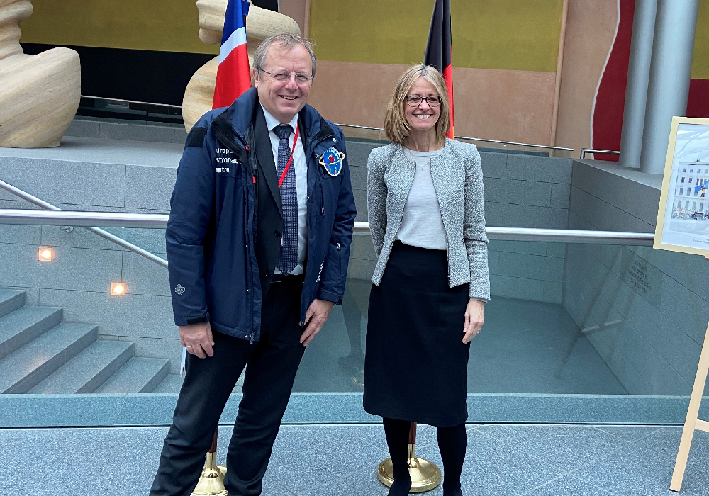 acatech Präsident Jan Wörner (links) bei seinem Besuch der Britischen Botschafterin Jill Gallard (rechts) in der Britischen Botschaft in Berlin.