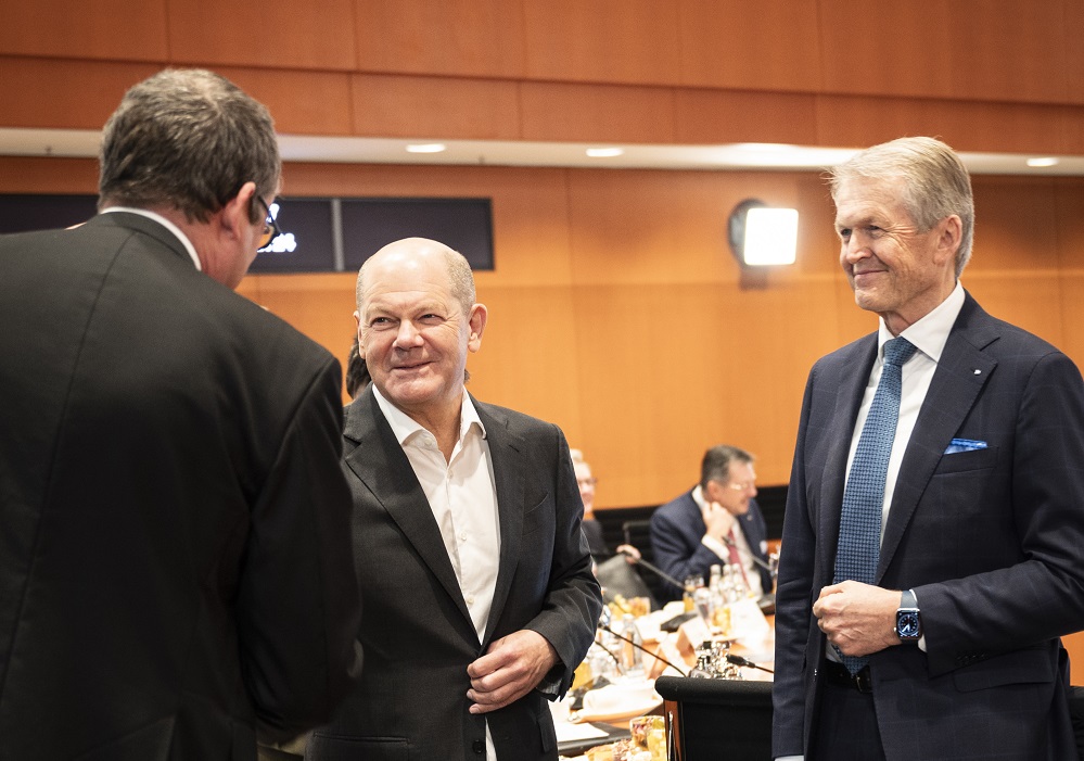 Bundeskanzler Olaf Scholz und acatech Präsident Thomas Weber auf dem Spitzengespräch der Allianz für Transformation im Bundeskanzleramt