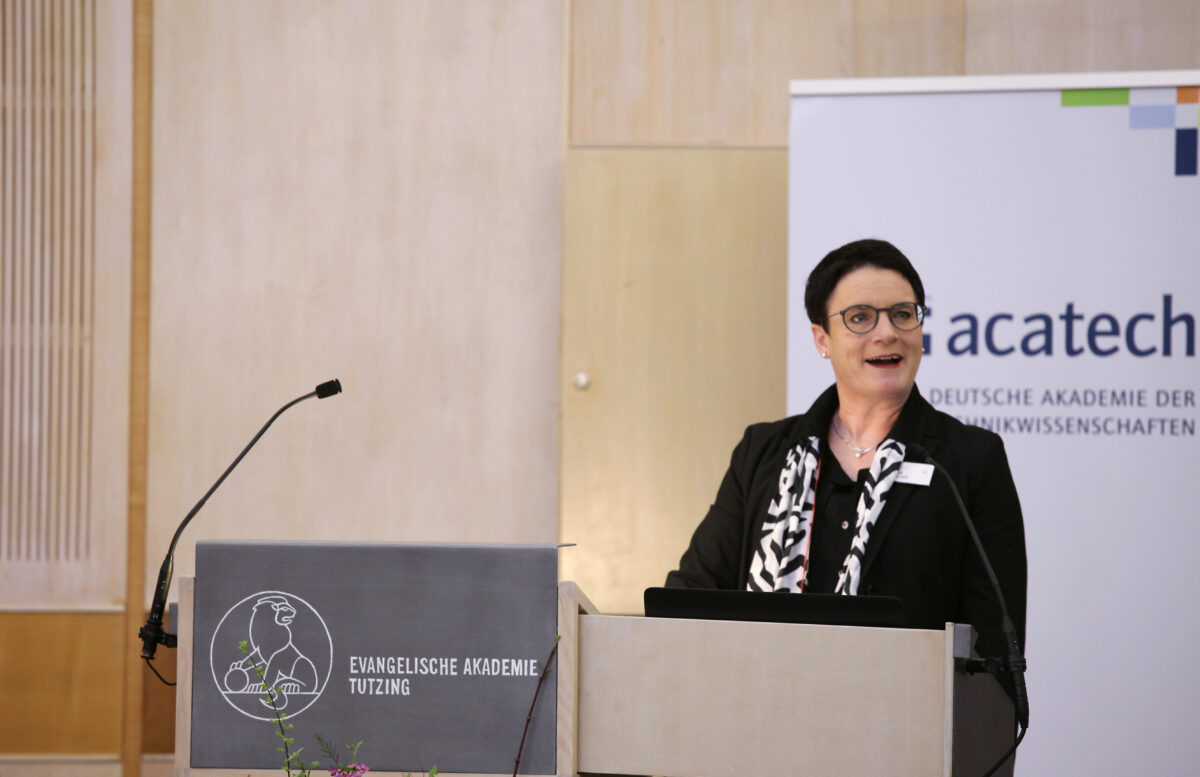 Delia Stelzer spricht in der Evangelischen Akademie Tutzing zum Thema Wasserstoff und Energiewende